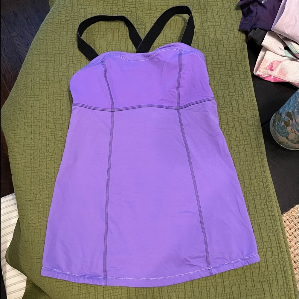 Lululemon tank size 4. Tried on 1 time.